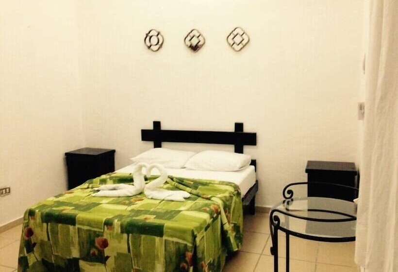 Charlys Hostal Hostel