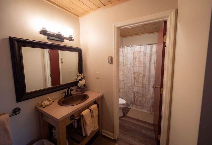 فندق على الطريق The Snowshoe Lodge