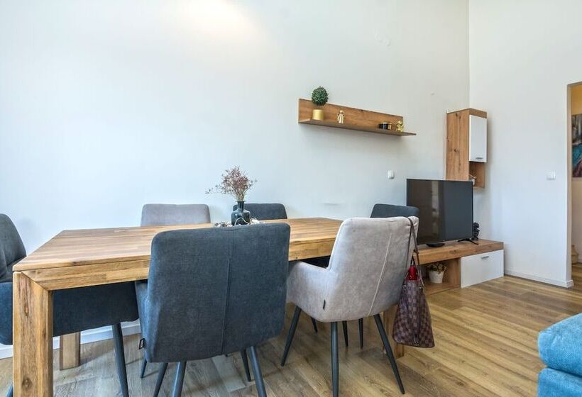 بنسيون Villa Dika Nin