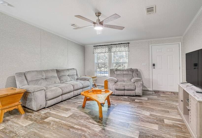 7 Mi To Crystal River: Home W/ Yard & Fire Pit!