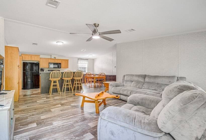 7 Mi To Crystal River: Home W/ Yard & Fire Pit!