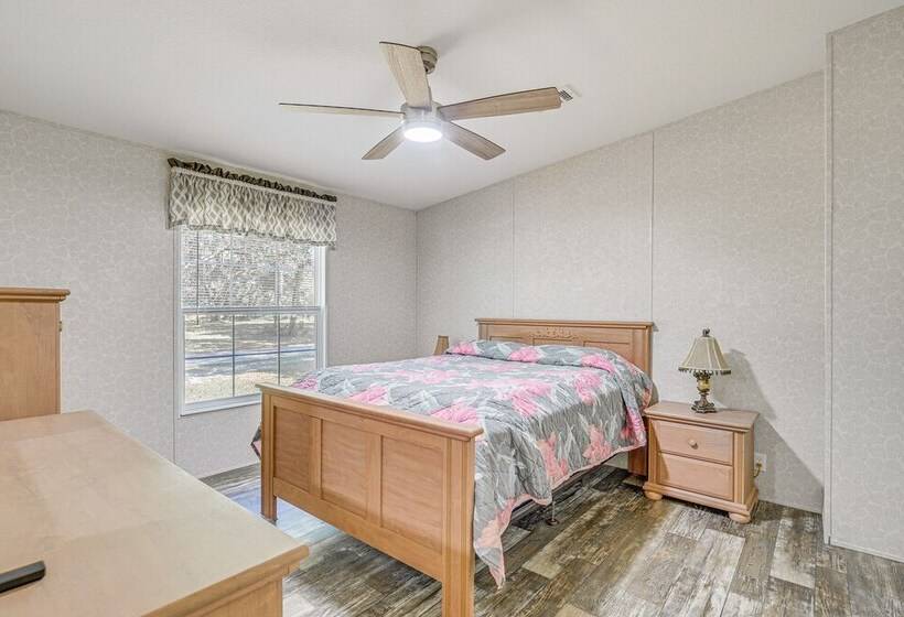 7 Mi To Crystal River: Home W/ Yard & Fire Pit!