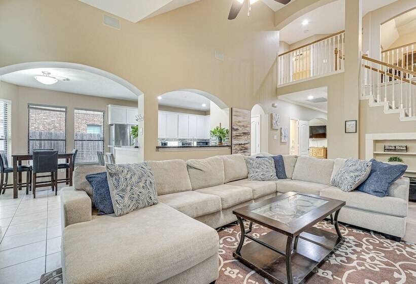 Family Friendly Houston Home In Quiet Neighborhood