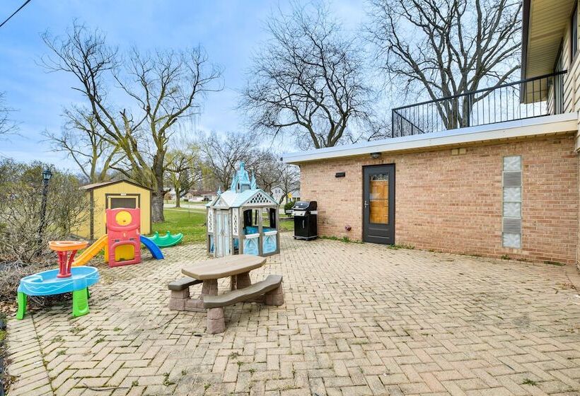 Family Friendly Villa Park Home: 16 Mi To Chicago!