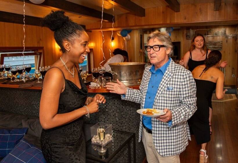 هتل Luxury Canary Wharf House Boat