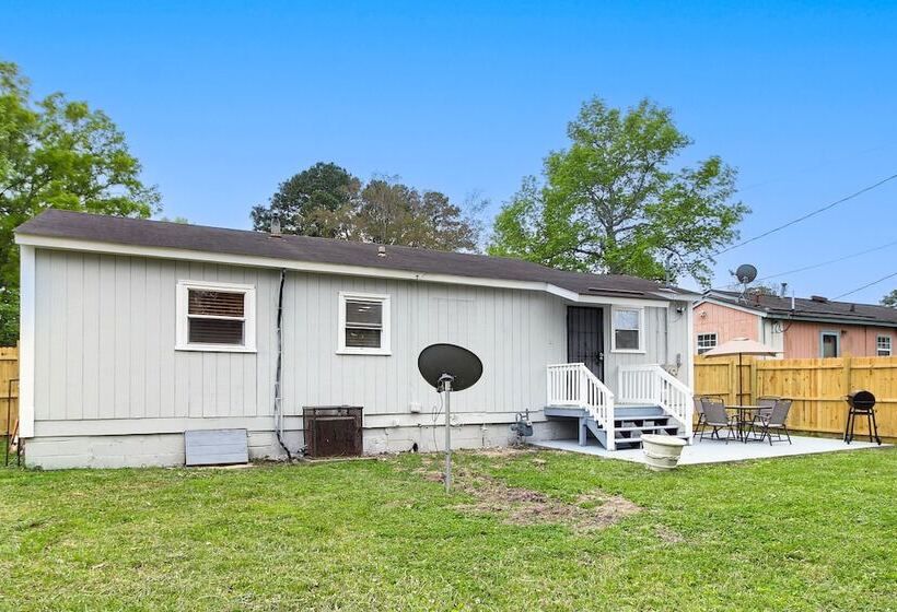 Inviting Savannah Home W/ Yard: 3 Mi To Downtown!