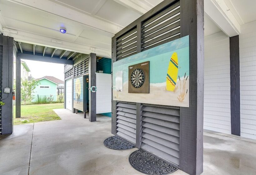 Lovely Crystal Beach House W/ Deck: Walk To Ocean!