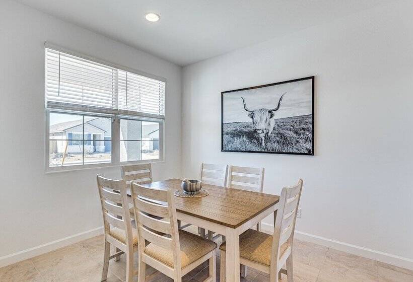 Maricopa Home W/ Putting Green & Covered Patio!