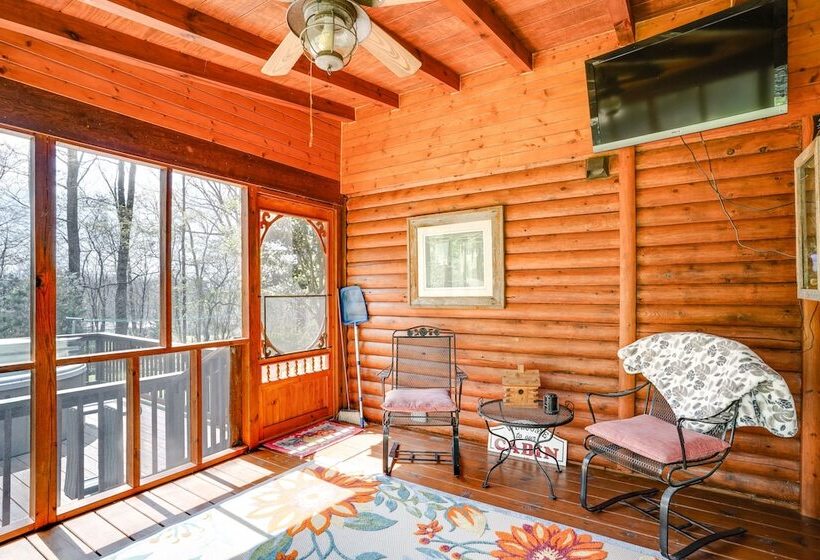 Peaceful Luray Cabin W/ Hot Tub, Deck & Fire Pit!