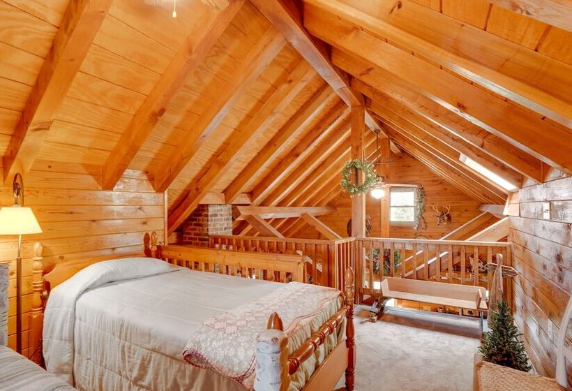 Peaceful Luray Cabin W/ Hot Tub, Deck & Fire Pit!