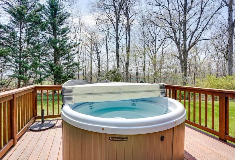 Peaceful Luray Cabin W/ Hot Tub, Deck & Fire Pit!
