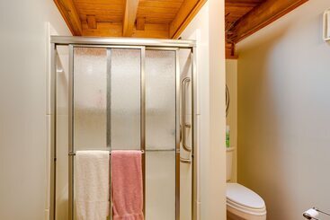 Peaceful Luray Cabin W/ Hot Tub, Deck & Fire Pit!