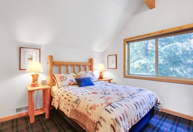 Peaceful Rhododendron Cabin W/ Fire Pit & Hot Tub!