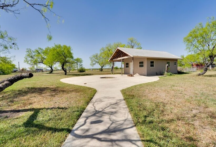 Pet Friendly Cabin On 3 Acres: 7 Mi To Uvalde!