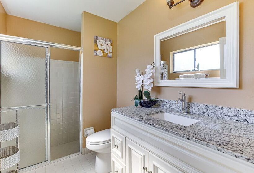 Near Beaches: Pet Friendly Sunrise Escape W/ Patio