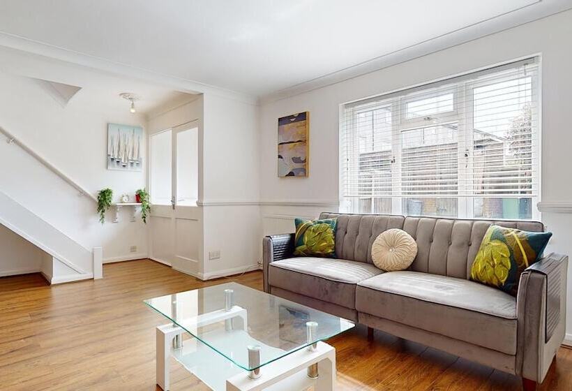 اقامتگاه Entire 3 Bed Home In Basildon Sleeps Up To 6