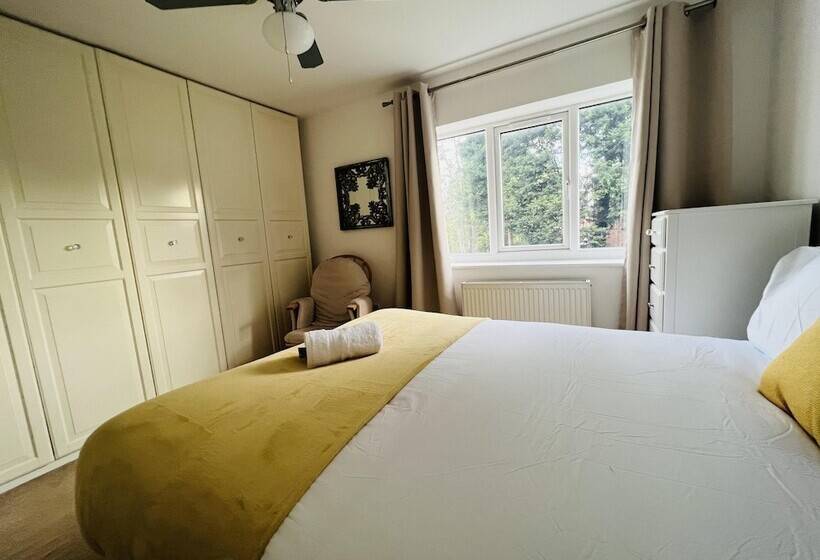 اقامتگاه Charming 3 Bed House In Levenshulme, Manchester