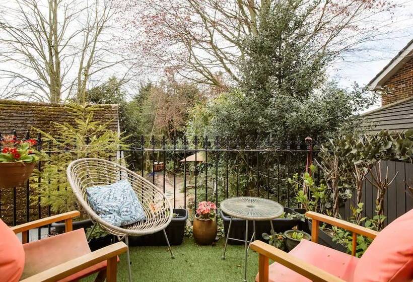Резиденция Georgian House In Billericay Quirky & Homely