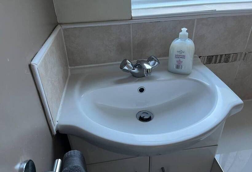 اقامتگاه Lovely 2 Bed House In Liverpool