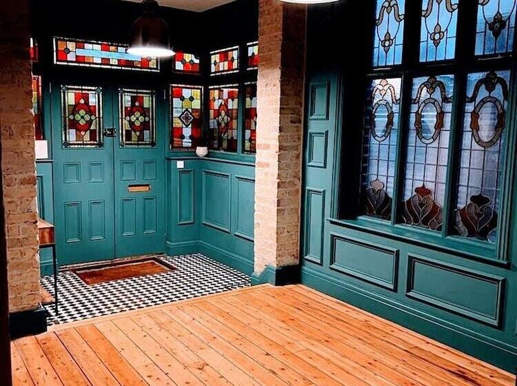 Резиденция Remarkable 7 Bed House In London