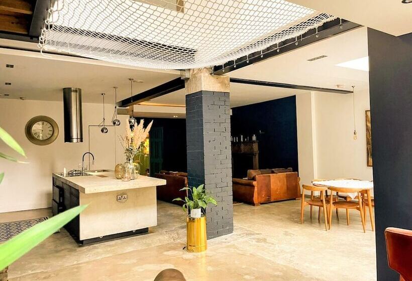 Резиденция Remarkable 7 Bed House In London