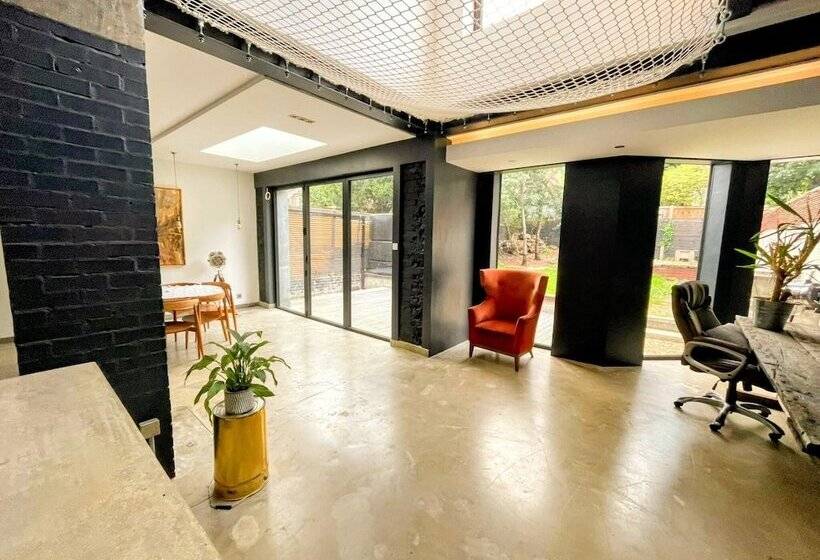 Резиденция Remarkable 7 Bed House In London