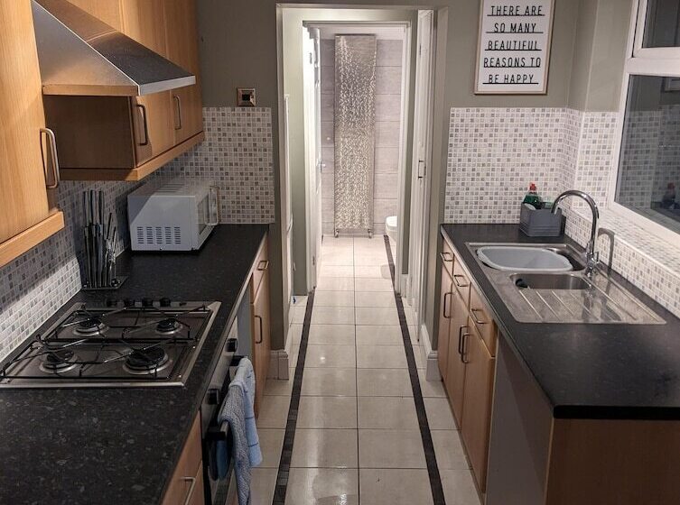 اقامتگاه 2 Bed House   Garden & Excellent Wifi