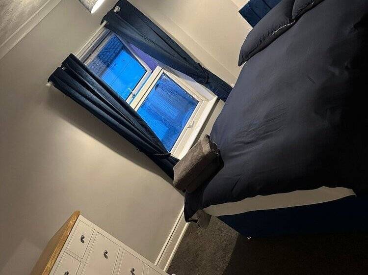 اقامتگاه 2 Bed House   Garden & Excellent Wifi