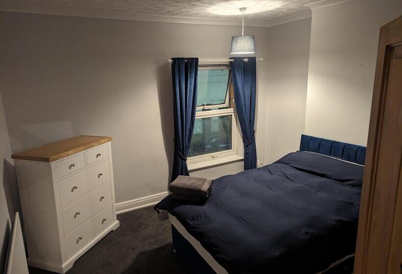 اقامتگاه 2 Bed House   Garden & Excellent Wifi