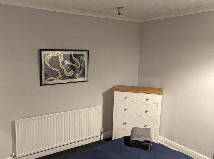 اقامتگاه 2 Bed House   Garden & Excellent Wifi