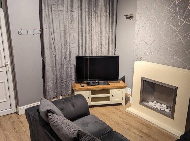 اقامتگاه 2 Bed House   Garden & Excellent Wifi