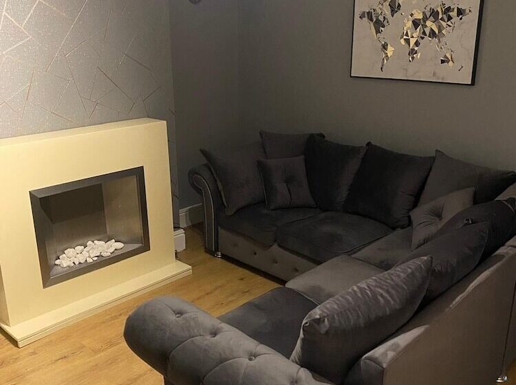 اقامتگاه 2 Bed House   Garden & Excellent Wifi