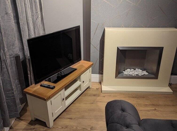 اقامتگاه 2 Bed House   Garden & Excellent Wifi