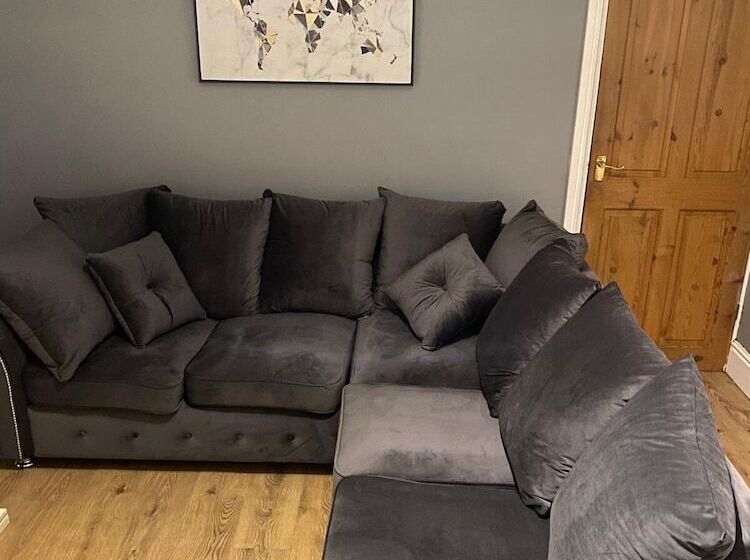 اقامتگاه 2 Bed House   Garden & Excellent Wifi