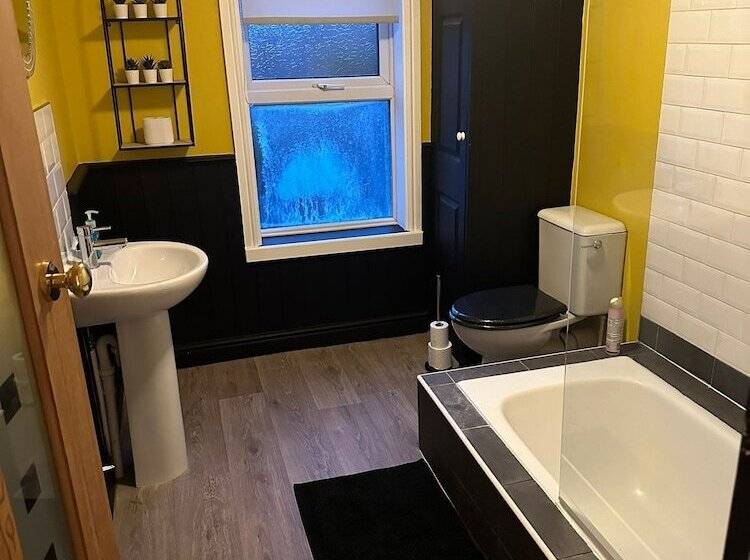 اقامتگاه 2 Bed House   Garden & Excellent Wifi