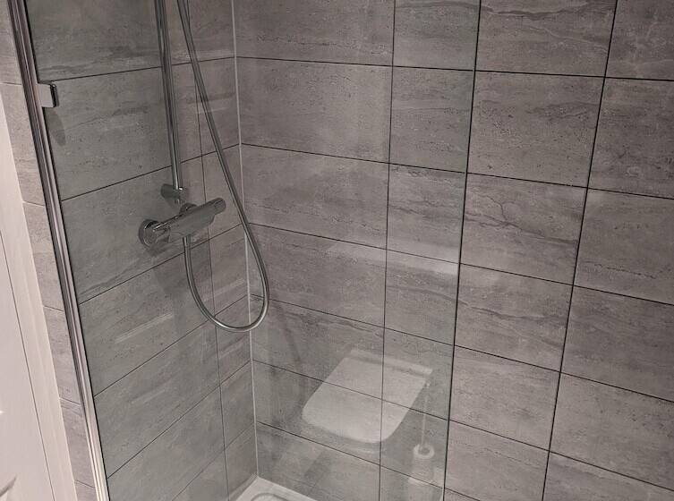 اقامتگاه 2 Bed House   Garden & Excellent Wifi