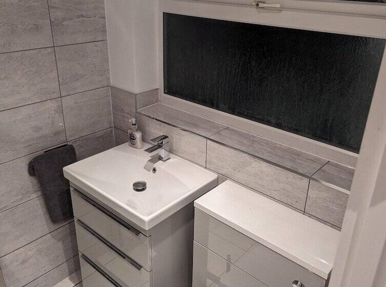 اقامتگاه 2 Bed House   Garden & Excellent Wifi