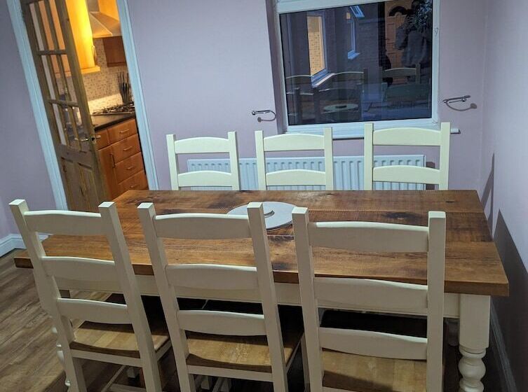 اقامتگاه 2 Bed House   Garden & Excellent Wifi