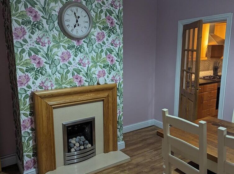 اقامتگاه 2 Bed House   Garden & Excellent Wifi