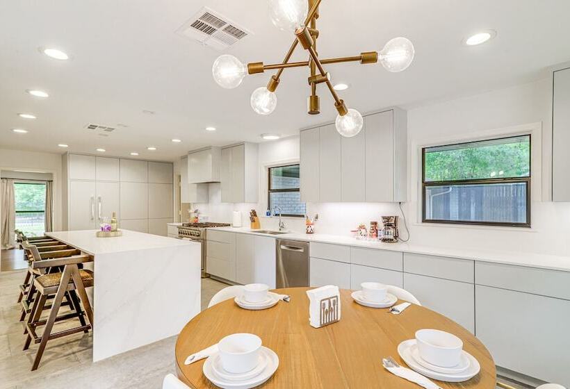 Spacious Houston Home W/ Pool   Near The Galleria!