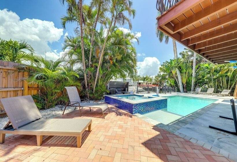 Pool & Home Theater: Lighthouse Point Home!