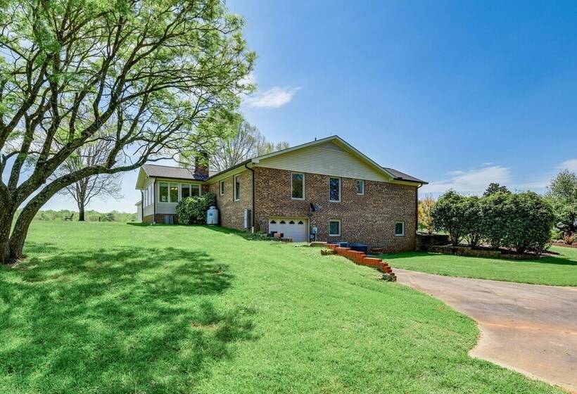 Spacious Mount Pleasant Home W/ Grill & Yard!