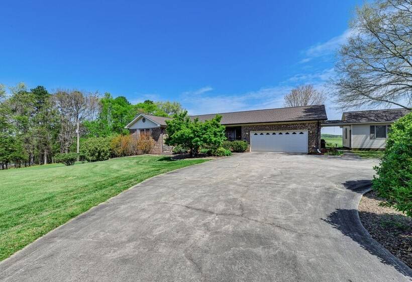 Spacious Mount Pleasant Home W/ Grill & Yard!