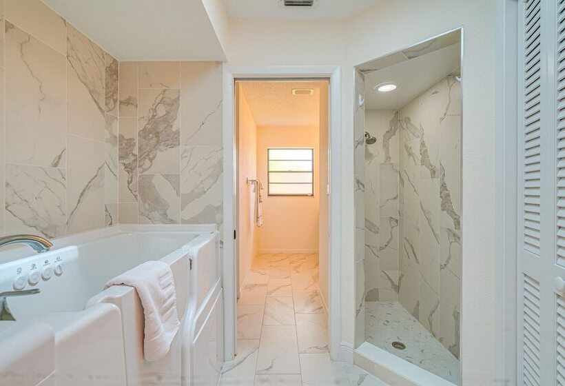 Spring Hill Retreat W/ Pool: 7 Mi To Weeki Wachee!