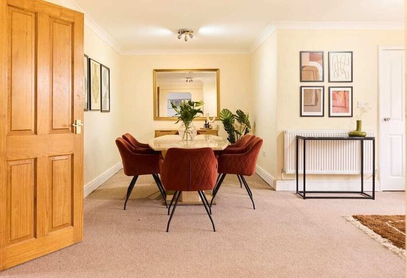 The Enfield Place   Elegant 4bdr House With Garden