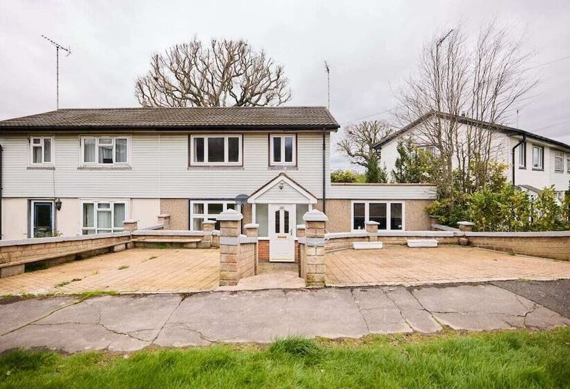The Enfield Place   Elegant 4bdr House With Garden