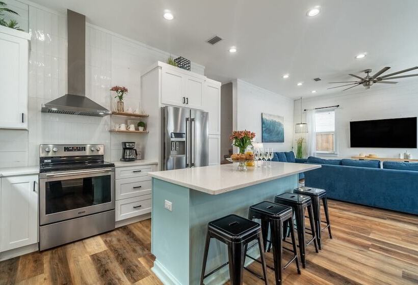 Bottlenose By Avantstay Walk To Miramar Beach