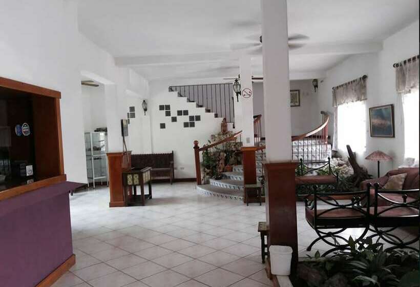 هتل Casa Flores De Tikal