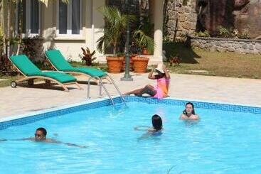 هتل Marie Laure Suites