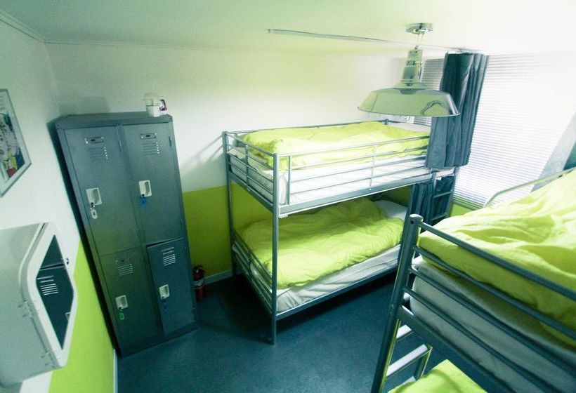 Travelholic Guesthouse Hostel